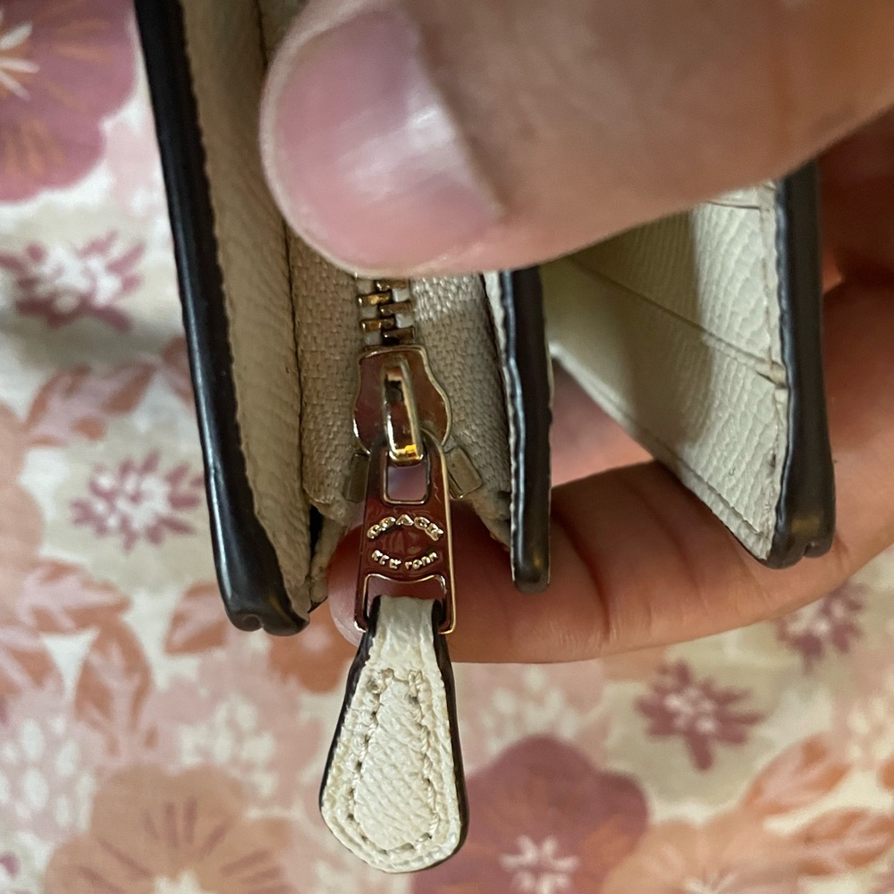 Coach Off-White Leather Wallet - Picture 11 of 12